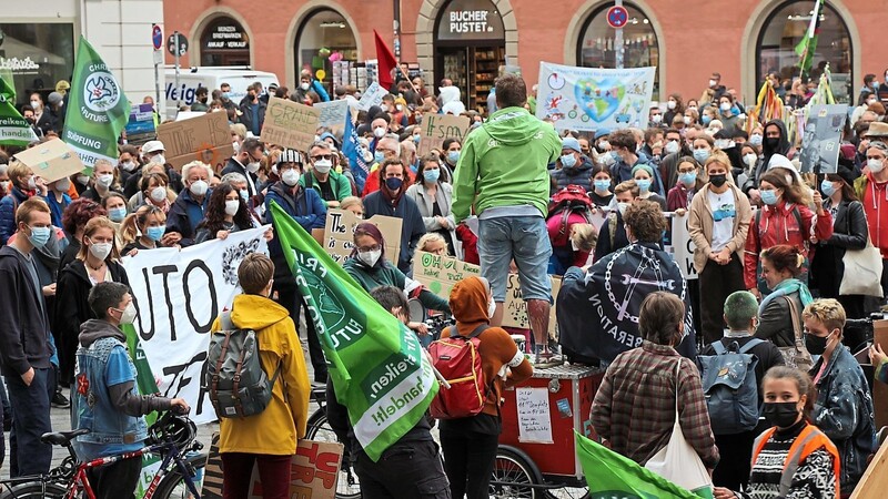 Über 1.000 Teilnehmer nahmen am Freitag am Klimastreik in Regensburg teil.
