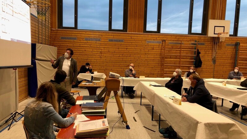 Bürgermeister Andreas Eckl stellte in der Moosbacher Turnhalle dem Gemeinderat die die Planungen vor.