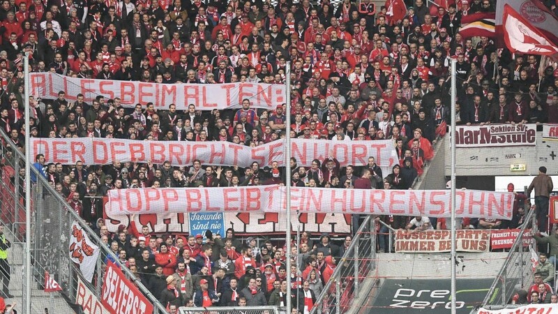 Mit diesen Bannern sorgten Anhänger des FC Bayern bei der Partie gegen Hoffenheim beinahe für einen Spielabbruch.