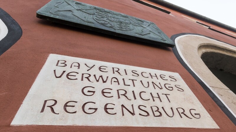 Das bayerische Verwaltungsgericht in Regensburg. Über eine geplante Teilverlagerung streiten CSU und Freie Wähler.