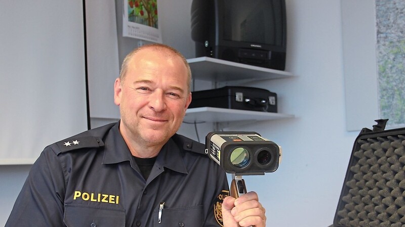 Martin Wanninger, Verkehrsbeauftragter der PI Bad Kötzting, zeigt die Laserpistole, mit der die hiesigen Beamten Geschwindigkeitskontrollen durchführen.