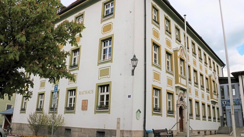 Das Rathaus in Bad Kötzting: Sechs neue Mitglieder gehören dem Stadtrat an. Am Donnerstag findet im Postsaal die konstituierende Sitzung statt.