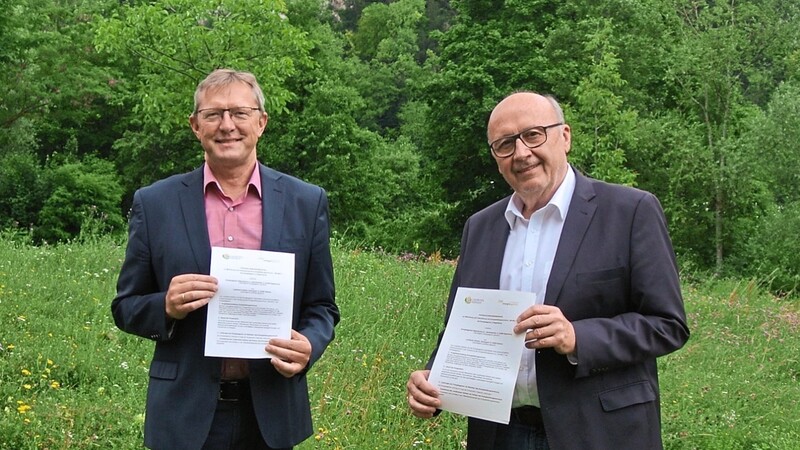 Landrat Martin Neumeyer (rechts) und Ludwig Friedl von der Energieagentur Regensburg bei der Vertragsunterzeichnung.