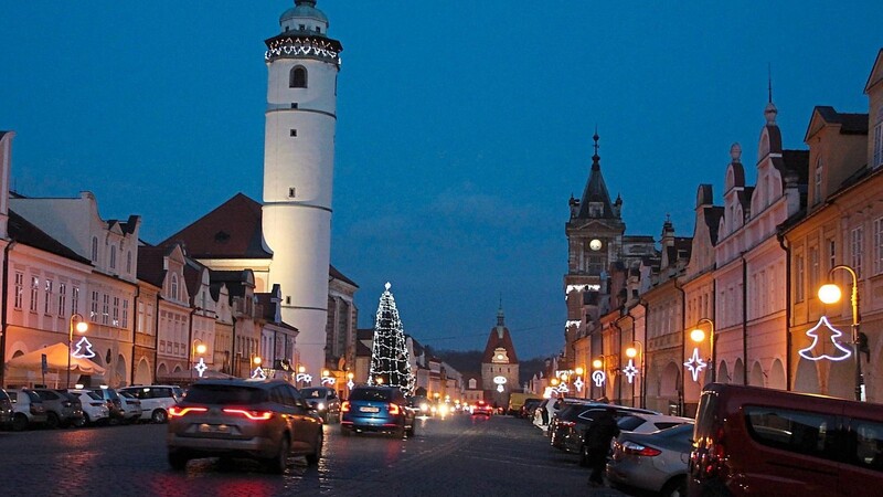 Festlich illuminiert präsentiert sich jedes Jahr in der Adventszeit der Stadtplatz in Doma?lice.