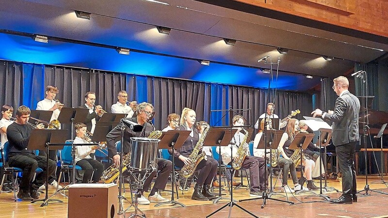 Die Big Band der Musikschule mit Leiter Thorsten Willecke bei der Feier in Aktion.