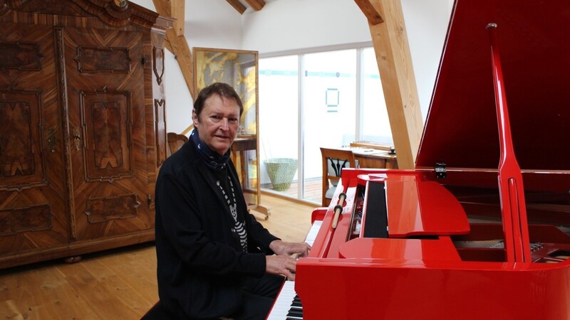 An seinem roten Flügel schreibt Hans-Jürgen Buchner noch heute zahlreiche Lieder für seine Band "Haindling".