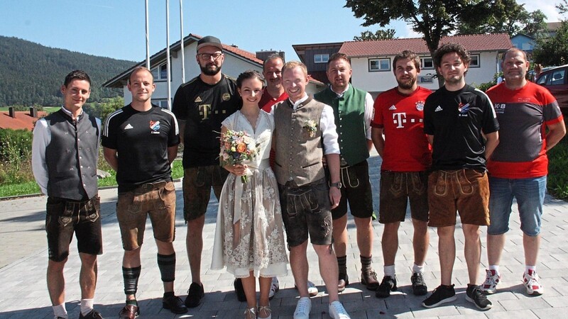 Das Brautpaar Adina Vogl und Johannes Köberlmit der Vorstandschaft des SV und Bayernfanclubs