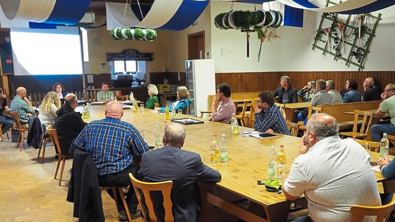 Auch die vergangene Gemeinderatssitzung fand im Saal des Gasthofes "d'Wiad" in Thalersdorf statt. Dazu hatten sich wieder mehrere Bürger - vor allem aus Niederndorf - eingefunden.