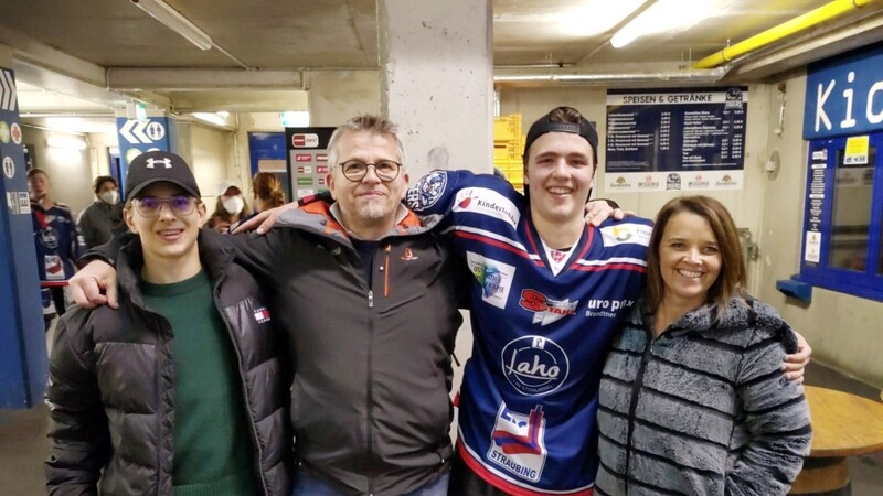 Joey, Vater Thomas, Noel und Mutter Wiltrud Oberrauch nach einem Spiel im Straubinger Eisstadion.