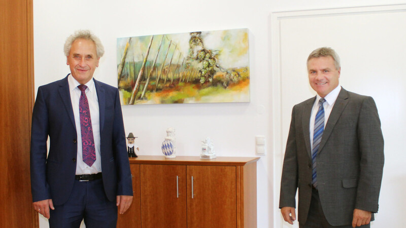 Die beiden Landräte Helmut Petz (Freising) und Peter Dreier (Landshut) freuen sich auf eine gute Zusammenarbeit in den kommenden Jahren.