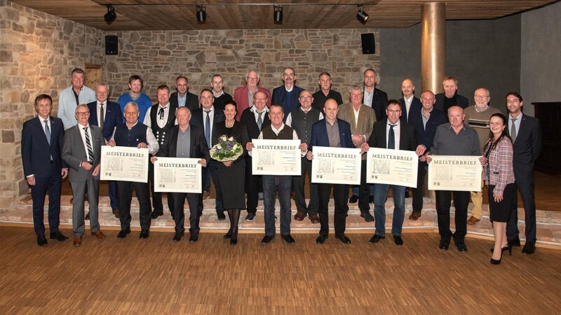In Hengersberg überreichte die Handwerkskammer Handwerksmeistern den Goldenen Meisterbrief. Vizepräsidentin Kathrin Zellner (vo.re.) und der stellvertretende Hauptgeschäftsführer Hans Schmidt (vo.li.) gratulierten.