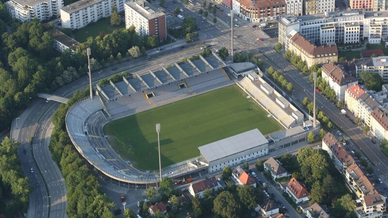 Das städtische Stadion an der Grünwalder Straße.