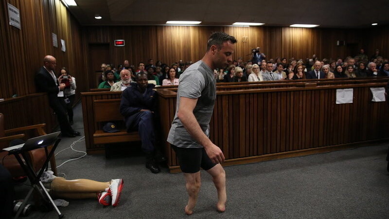 Nicht mehr lang bis zur finalen Entscheidung des Gerichts: Der angeklagte Oscar Pistorius legt seine Prothesen ab und geht durch den Gerichtssaal.