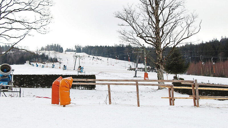 Vor Kurzem war von Wintersportlern keine Spur. Jetzt haben am Geißkopf wieder Lifte geöffnet.