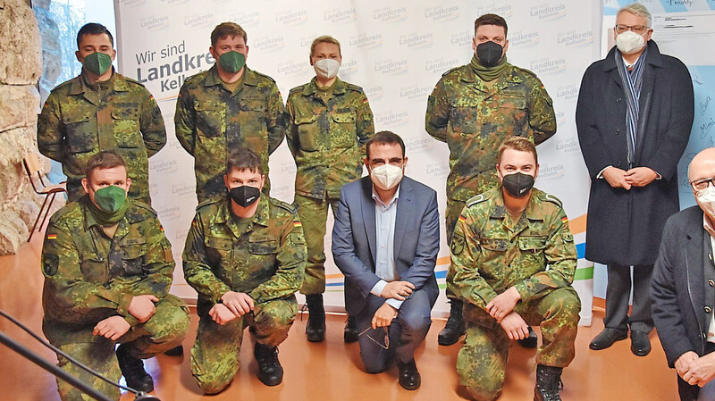 Besuch von Bayerns Gesundheitsminister Klaus Holetschek im Impfzentrum Kelheim. Er dankte dort auch den Soldaten aus Roding, die zur Nachverfolgung der Kontakte eingesetzt sind.