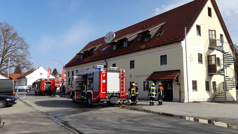 Am Freitagmittag rückten zahlreiche Einsatzkräfte zu einem Brand im Asylbewerberheim in Viecht bei Eching aus.