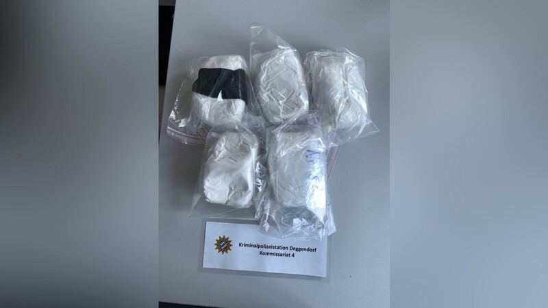 Die Polizei beschlagnahmte in Hengersberg im Kreis Deggendorf am Samstag etwa fünf Kilo Drogen aus einem Lastwagen.