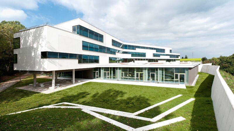 Anerkennung für eine gelungene Architektur des Gymnasiums Ergolding: der BdA-Preis Bayern in der Kategorie "Bauen für die Gemeinschaft".