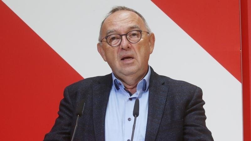 Der SPD-Vorsitzende Norbert Walter-Borjans kann sich eine Mitgliederbefragung zum möglichen Koalitionsvertrag vorstellen.