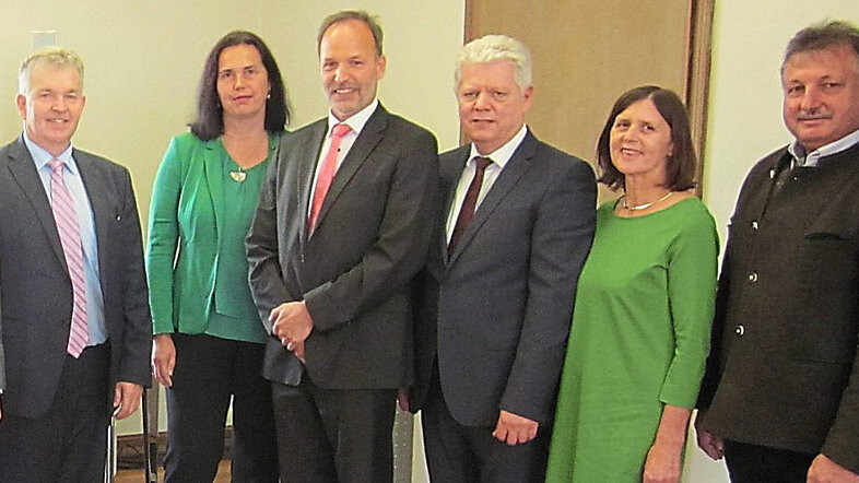 Der scheidende AELF-Leiter Werner Eberl (Dritter von links), sein Nachfolger Reinhard Menzel (Vierter von links), Ministerialdirektor Hubert Bittlmayer (Mitte) mit den Ehrengästen.