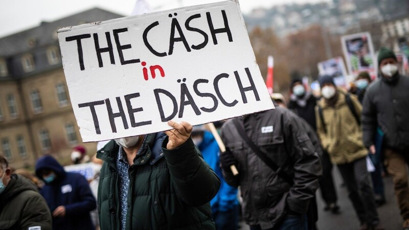 Die Warnstreiks waren erfolgreich: Die Beschäftigten im öffentlichen Dienst der Länder bekommen künftig 2,8 Prozent mehr "Cäsh in the Däsch", wie es ein Demonstrant bei einer Kundgebung in Stuttgart ausdrückte.