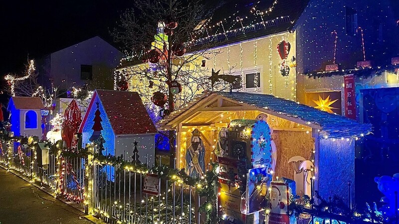 Dieses Jahr erstrahlt das Weihnachtshaus so hell wie noch nie - die zahlreichen LED-Lichter und -Laser sind nochmal erweitert worden .