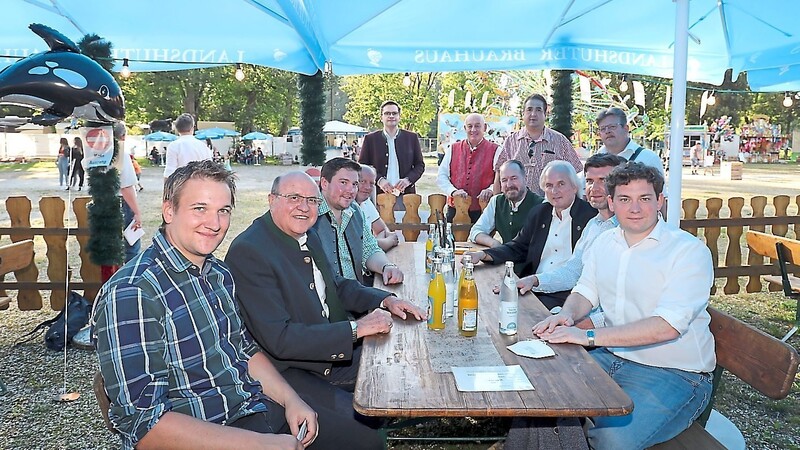 Politik, Stadtverwaltung und Marktkaufleute vereint in einem Gastrobereich auf der am Freitag eröffneten "Bartlmäwiesn".