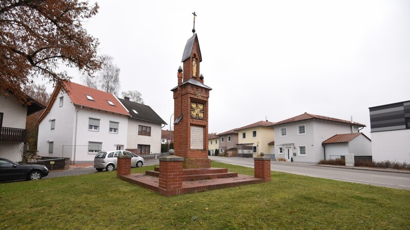 Das 1853 erbaute Kriegerdenkmal, das heute seinen Platz zwischen Frauensattlinger- und Lichtenburger Straße hat, ist das älteste Monument in der Stadt, mit dem an die Opfer der Kriege erinnert wird.