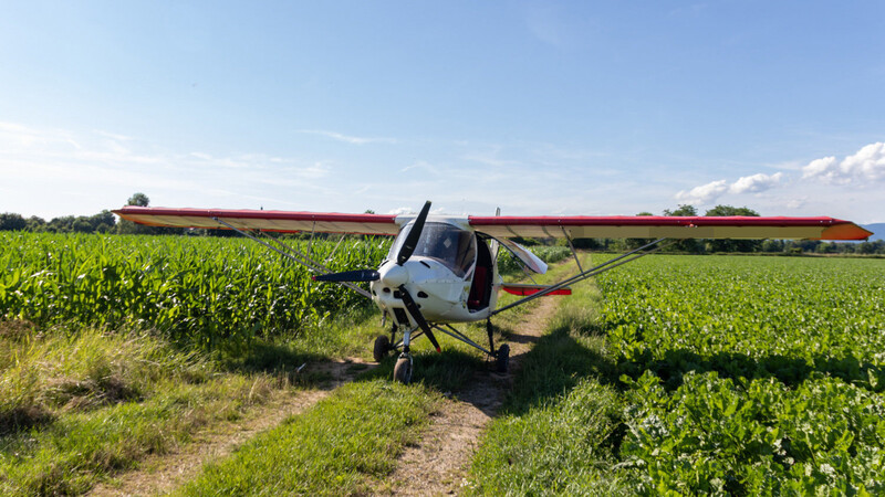 Der Pilot eines Ultraleichtflugzeugs musste nach technischen Problemen in einem Maisfeld bei Rohr landen.