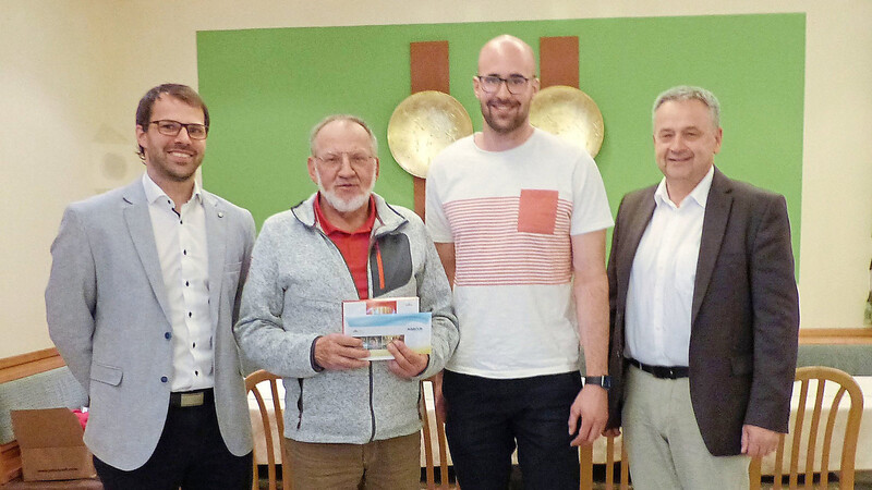Matthias Hecht (links), sein Stellvertreter Christian Angermeier (Zweiter von rechts) und der TB-Vorsitzende Dr. Reinhold Schoierer gratulierten Georg Hecht (Zweiter von links) zur Auszeichnung.