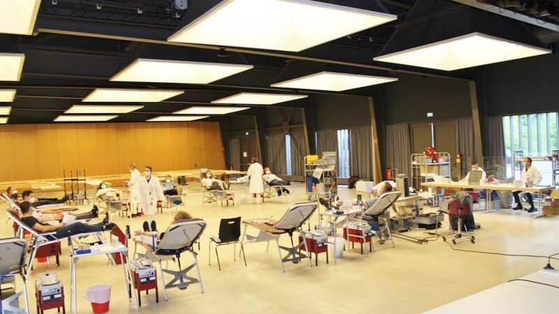 Genügend Platz für den nötigen Abstand gibt es im großen Saal des HDG, wo sich die vielen Spender ihr Blut abnehmen ließen.