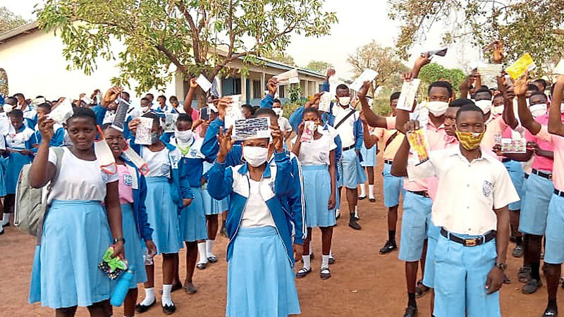 Große Freude bei den Schülern der Senior Highschool über die selbst genähten Mund-Nasen-Masken vom Verein Ghana-Hilfe Pfarrer Renner.