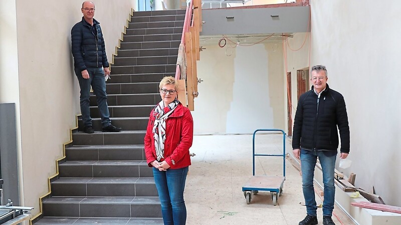 Nicole Singer wird den neuen Kindergarten leiten. Zusammen mit Bauamtsleiter Rainer Röhrl (links) und Bürgermeister Markus Ackermann besichtigte sie die Baustelle.