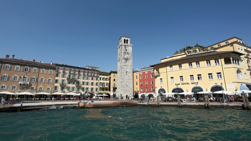 Seefront: Riva del Garda, am Gardasee. Dies könnte der Schauplatz für einen Gardasee-Krimi sein.