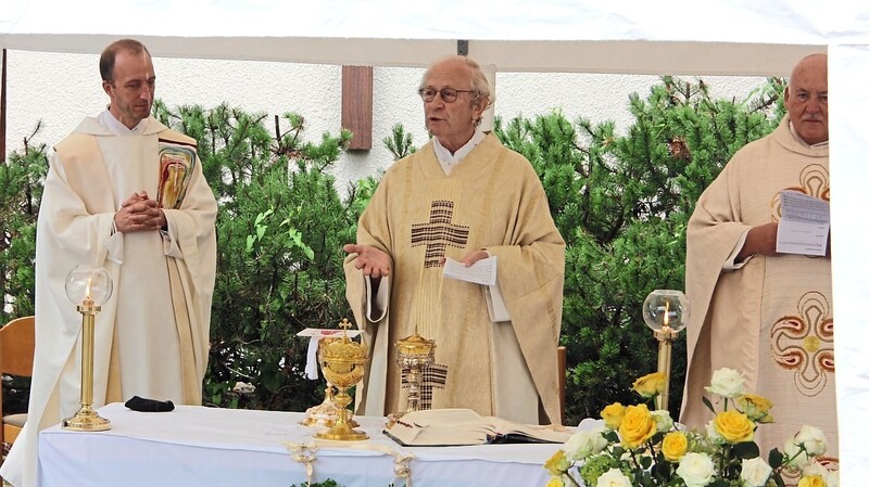 50-jähriges Priesterjubiläum durfte Pfarrer Johann Hertl mit Stadtpfarrer Josef Paulus (rechts) und Kaplan Thomas Meier (links) unter dem Zeltdach feiern.