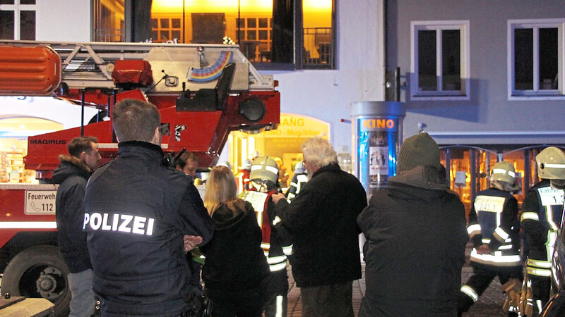 Rund 60 Mitglieder der Freiwilligen Feuerwehr sowie Polizei, THW und Rettungsdienste waren den ganzen Freitagabend am Theresienplatz im Einsatz.
