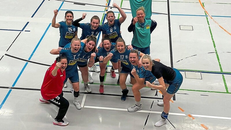 Jubel über Auswärtssieg: Nach über drei Monaten Spielpause in der Bezirksoberliga feiern Mettens Handball-Damen ihren 18:15-Erfolg über den TSV Mainburg zusammen mit den Trainern Kerstin Scheichenzuber und Sebastian Klima.