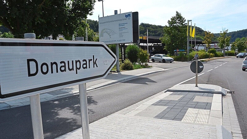 Die Einfahrt zum Kelheimer Donaupark, wo mittlerweile rund 900 Menschen ihren Arbeitsplatz haben, darunter die Bediensteten des Landratsamtes.