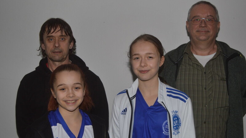 Die erfolgreichen Kampfsportlerinnen Lina (links vorne) und Antonia Landeck zusammen dem KSV-Vorsitzenden Rudi Brunnbauer (rechts) und dem Vater Klaus Landeck.