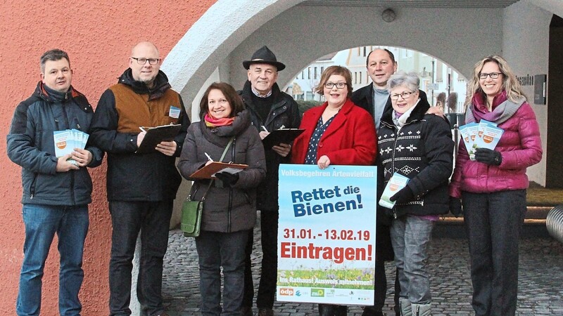 Neben ÖDP-Ortsvorsitzendem Bernd Wimmer (links), den Stadt- und Kreisräten Annette Setzensack (rechts) und Konrad Pöppel (3. v. r.) sowie der ÖDP-Landtagskandidatin von 2018, Anne Rottengruber (4. v. r.), gehörten der evangelische Pfarrer Frank Möwes (2. v. l.), Elisabeth Krojer von der Fairtrade-Steuerungsgruppe (3. v. l.), Gartenbauvereinsvorsitzende Rosi Brunschweiger und der frühere Elsendorfer Bürgermeister Matthäus Faltermeier (4. v. l.) gestern Vormittag zu den prominenten Erstunterzeichnern.