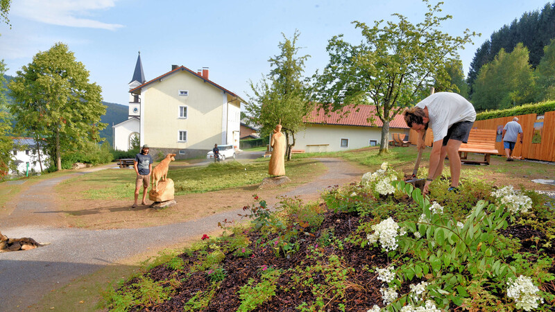 Es tut sich was in Elisabethszell: Für das Projekt "Pfarrgarten" bepflanzt Landschaftsgärtner Max Länger die Anlage. Rechts am Zaun sind die einzelnen Bilder der Schöpfungsgeschichte zu sehen.
