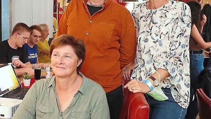 Rosi Steinberger (von links), Elke Rümmelein und Hedwig Borgmann mit Blick auf die Prognosen