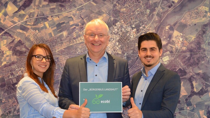 Landshut bekommt bald einen "Bürgerbus" - "Eine tolle Idee", findet Oberbürgermeister Alexander Putz (Mitte), der das junge Initiatoren-Team um Gökce und Ejder Cengiz gerne bei der Umsetzung unterstützt.