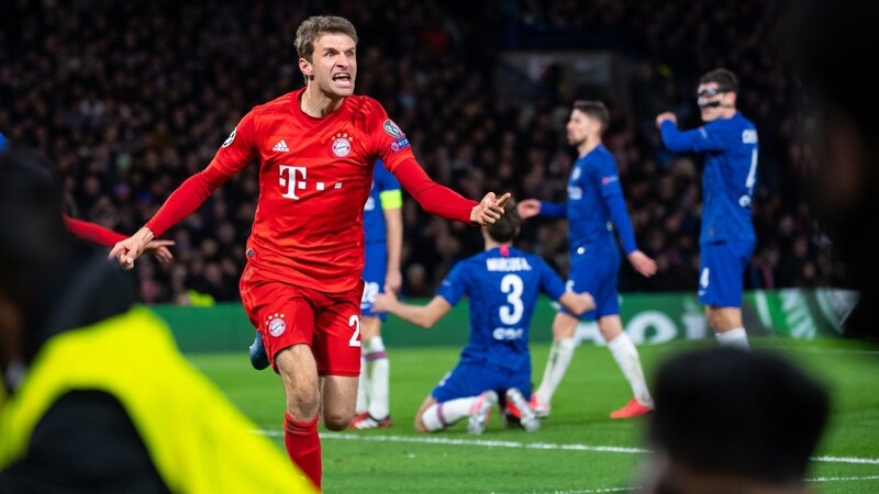 Der FC Bayern um Thomas Müller gewann das Hinspiel des Achtelfinales der Königsklasse mit 3:0 beim FC Chelsea.