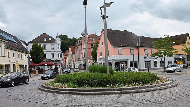 Die zum Teil verdörrte Bepflanzung auf dem Kreisel am Griesplatz bemängelte Erika Riedmeier-Fischer in der jüngsten Sitzung des Stadtrats.
