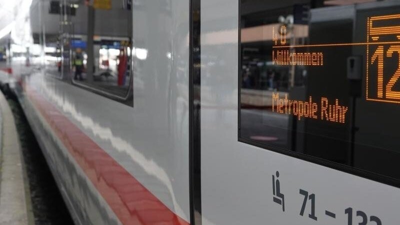 Ein ICE 4 aus Nordrhein-Westfalen steht am Düsseldorfer Hauptbahnhof. Die Deutsche Bahn erhöht die Fahrpreise im Fernverkehr.