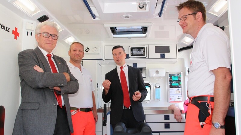 Rettungsdienstleiter Dominik Lommer lud die Gäste zur Besichtigung des neuen RTW ein.