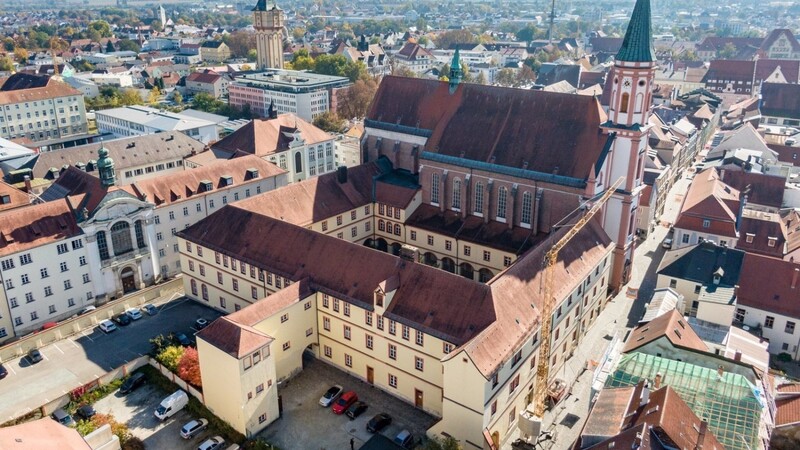 Der Freistaat Bayern hat 2018 das von der Schließung bedrohte Karmelitenkloster in Straubing gekauft. Es soll künftig vom Campus der Technischen Universität München in der Stadt genutzt werden.