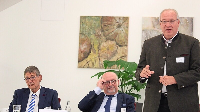 Bezirkstagspräsident Löffler (re.) war von den ersten Zahlen der Beratungsstelle beeindruckt.