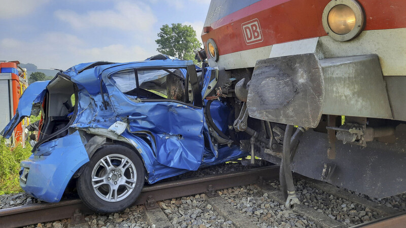 Eine 57-jährige Autofahrerin konnte nur noch tot geborgen werden, nachdem ihr Auto von einem Zug erfasst worden war.